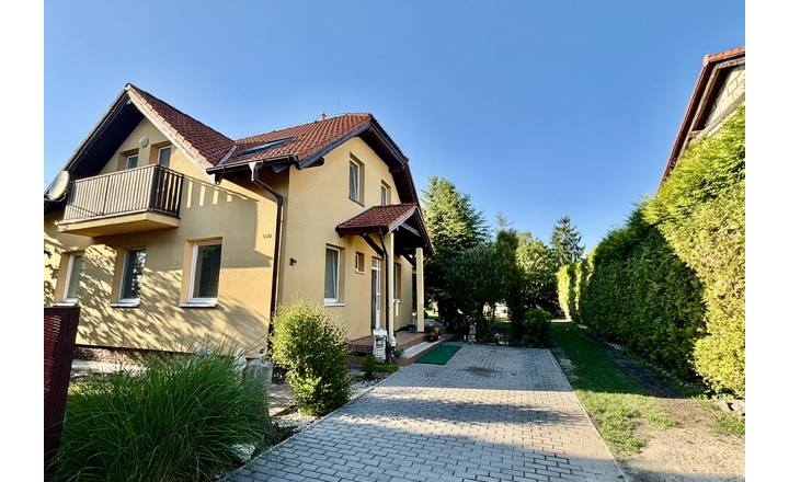 Komfortné bývanie v dvojgeneračnom 4 izbovom dome -Horná Potôň. - fotografia 1