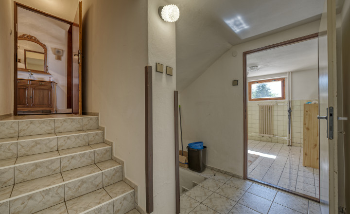 Priestranný 4-izbový rodinný dom s garážou, veľkým pozemkom, terasou s jazierkom v obci Báč - fotografia 11