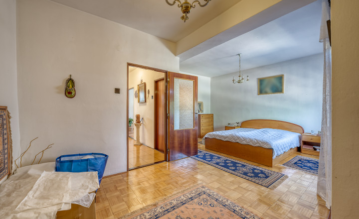 Priestranný 4-izbový rodinný dom s garážou, veľkým pozemkom, terasou s jazierkom v obci Báč - fotografia 14