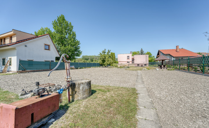 Priestranný 4-izbový rodinný dom s garážou, veľkým pozemkom, terasou s jazierkom v obci Báč - fotografia 36