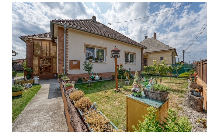 Na predaj kompletne zrekonštruovaný 3-izbový rodinný dom v Šamoríne – časť Mliečno - fotografia 1