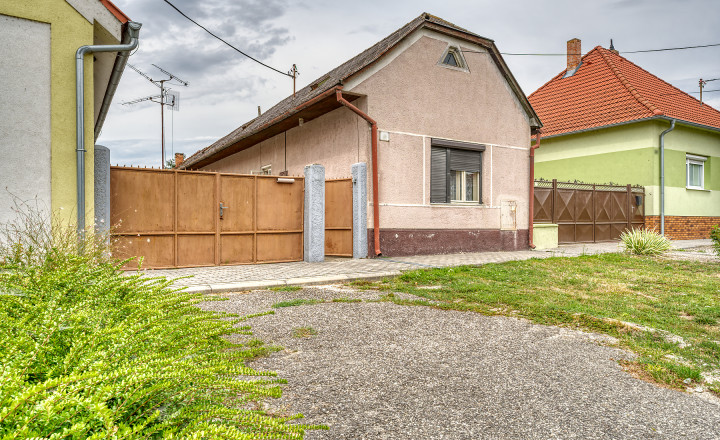 Rodinný dom na predaj v obci Báč – pozemok 919 m² - fotografia 2