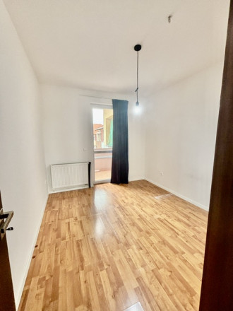 Na predaj 3 izbový byt s 2-ma balkónmi ,1parkovacie miesto v obci Rajka. - fotografia 9