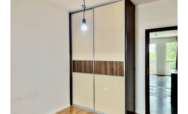 Na predaj 3 izbový byt s 2-ma balkónmi ,1parkovacie miesto v obci Rajka. - fotografia 8