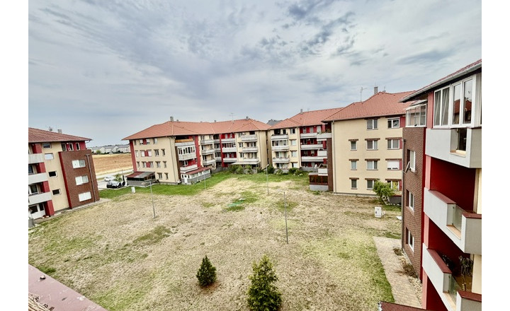 Na predaj 3 izbový byt s 2-ma balkónmi ,1parkovacie miesto v obci Rajka. - fotografia 15