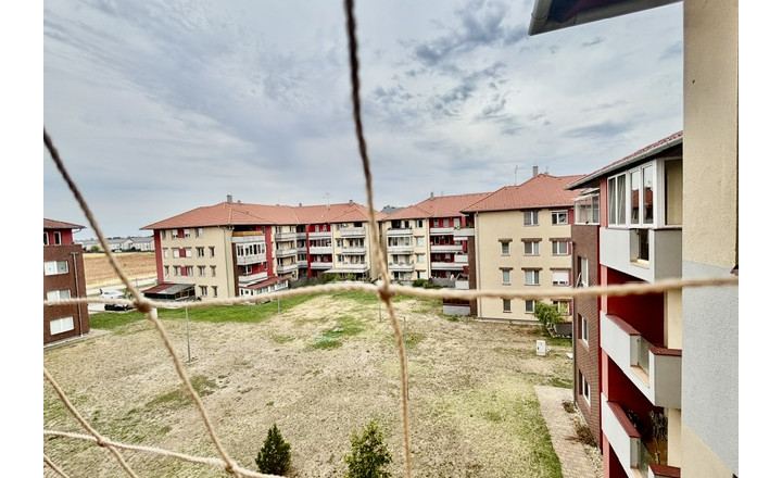 Na predaj 3 izbový byt s 2-ma balkónmi ,1parkovacie miesto v obci Rajka. - fotografia 29