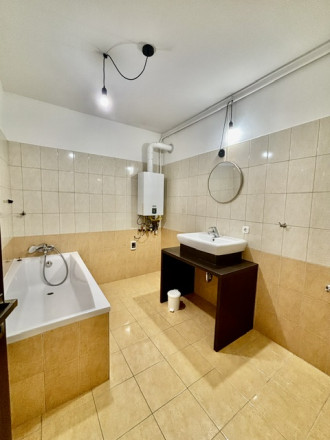 Na predaj 3 izbový byt s 2-ma balkónmi ,1parkovacie miesto v obci Rajka. - fotografia 17