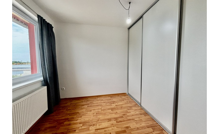Na predaj 3 izbový byt s 2-ma balkónmi ,1parkovacie miesto v obci Rajka. - fotografia 12