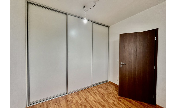 Na predaj 3 izbový byt s 2-ma balkónmi ,1parkovacie miesto v obci Rajka. - fotografia 13