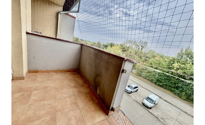 Na predaj 3 izbový byt s 2-ma balkónmi ,1parkovacie miesto v obci Rajka. - fotografia 22