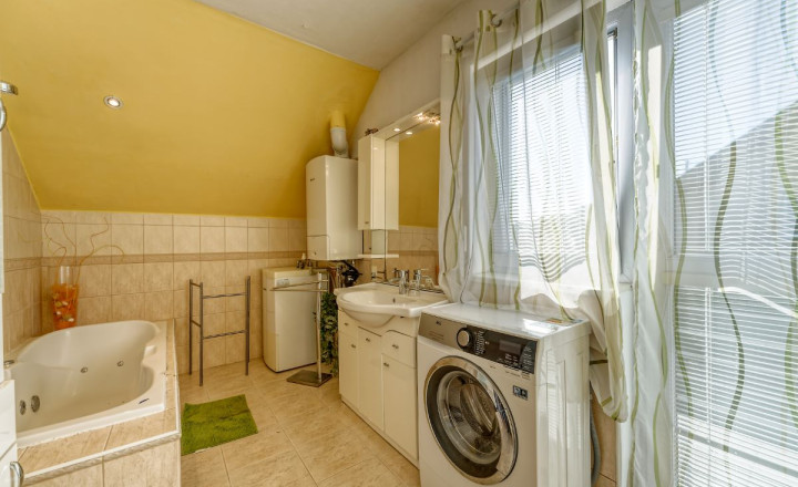 PRIESTRANNÝ RODINNÝ DOM V HAMULIAKOVE na pozemku 625 m2 - fotografia 18