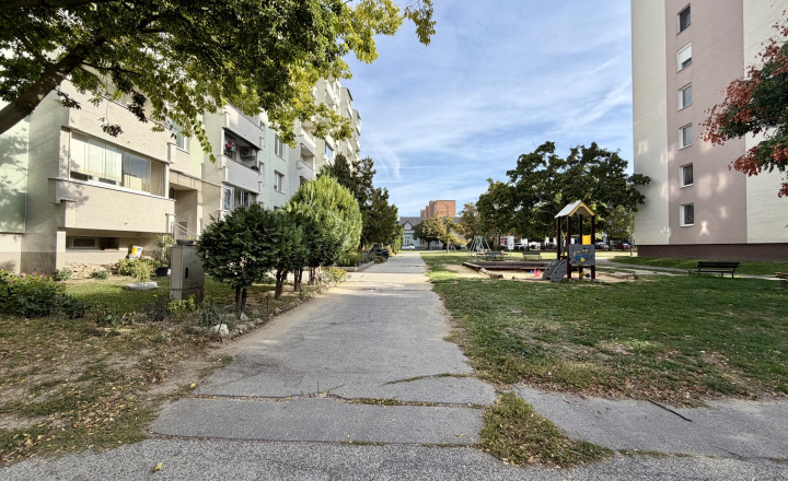 VEĽKOMETRÁŽNY 2-IZBOVÝ BYT V ÚPLNOM CENTRE ŠAMORÍNA | 65,58 m² | ZASKLENÝ BALKÓN - fotografia 1