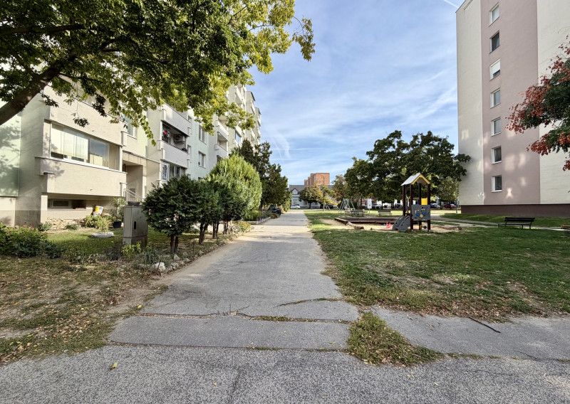 VEĽKOMETRÁŽNY 2-IZBOVÝ BYT V ÚPLNOM CENTRE ŠAMORÍNA | 65,58 m² | ZASKLENÝ BALKÓN