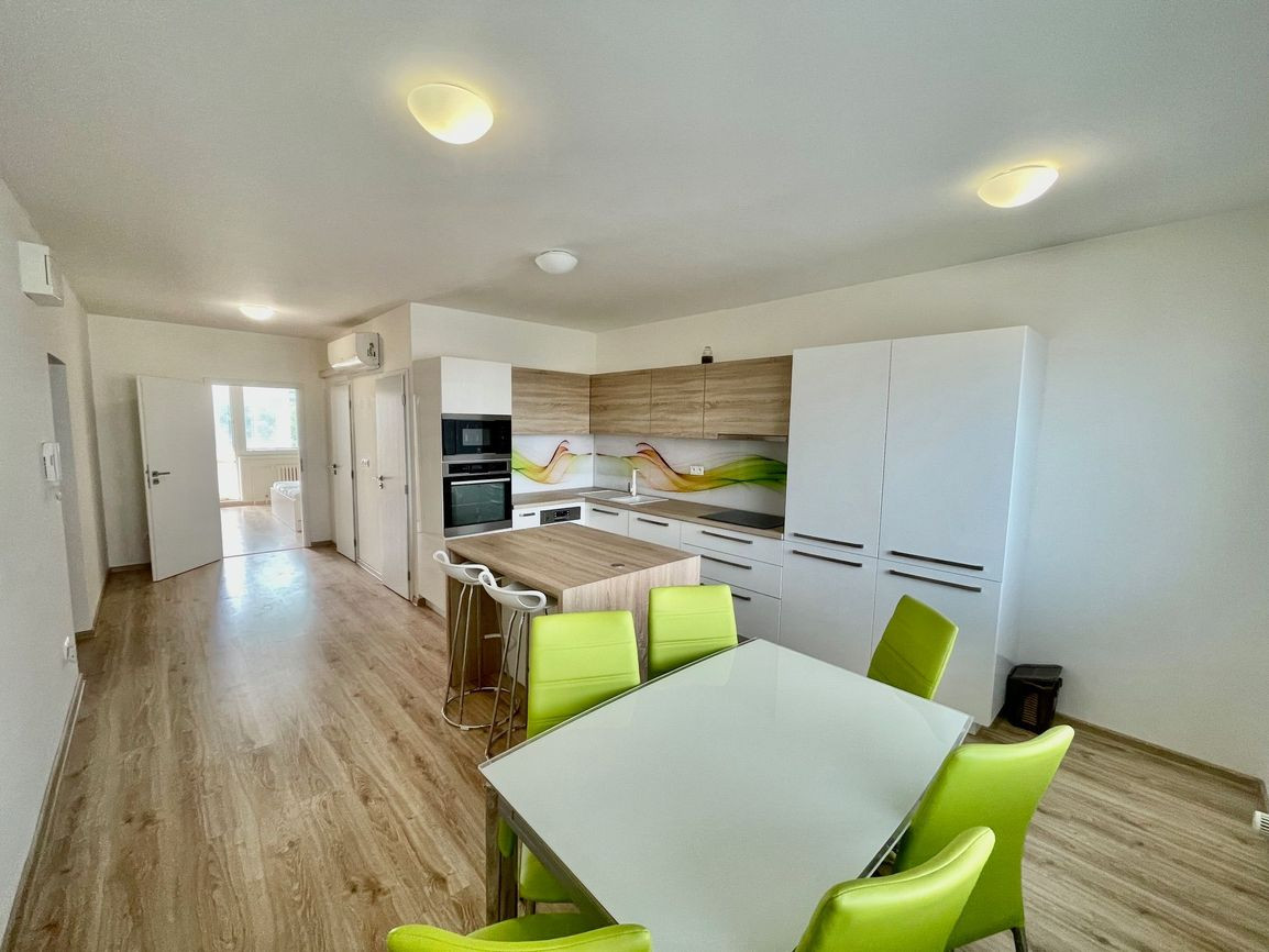 Na predaj pôvodne 3.izb. byt, kompletná rekonštrukcia, Bratislava - Petržalka, Jasovská ulica.