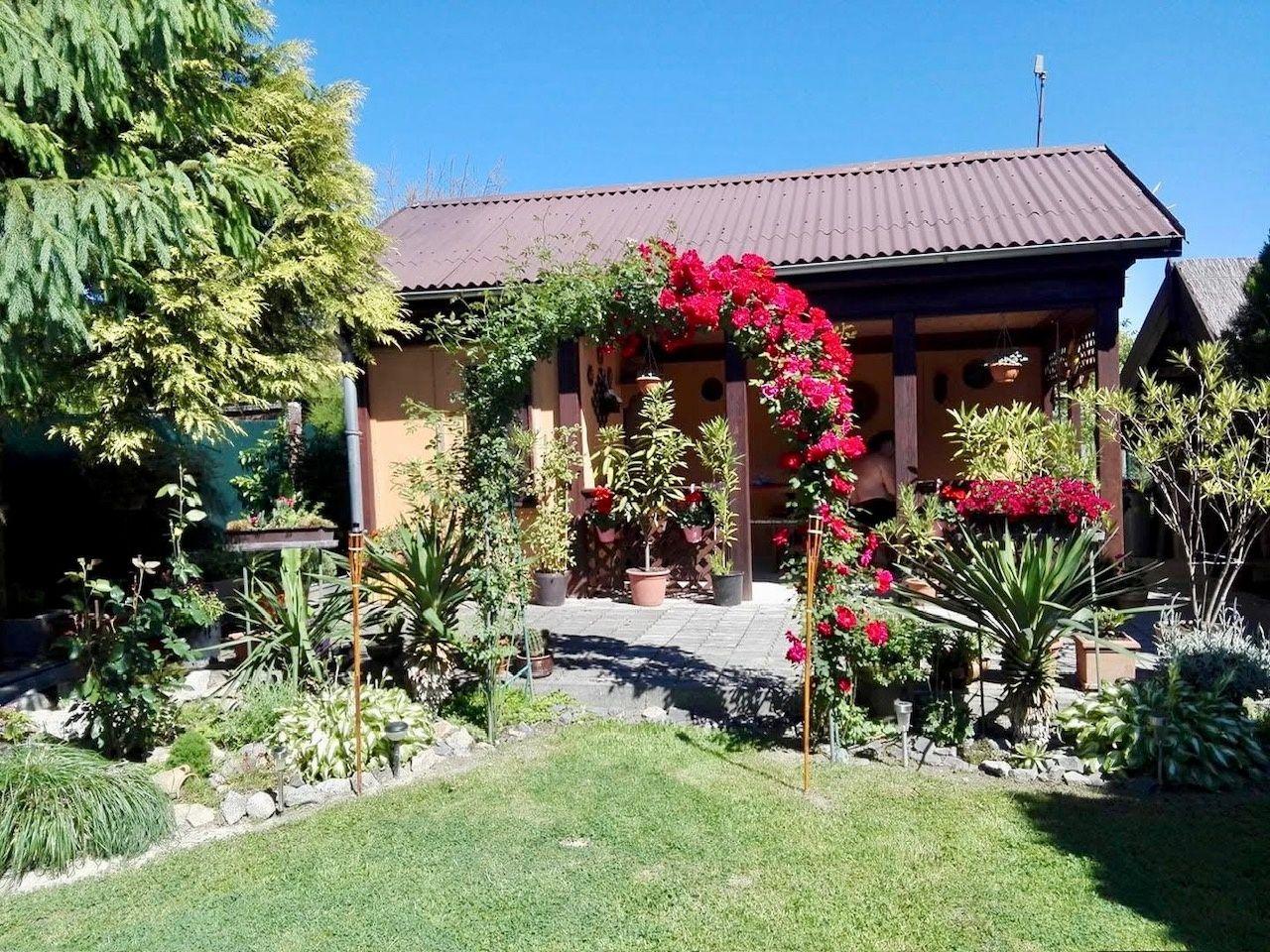 PREDAJ – pozemok s rekreačnou chatou blízku brehu Dunaja v obci Vojka nad Dunajom.