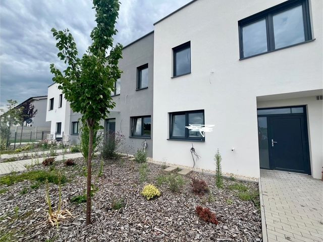 Rovinka -predaj 4 izbový byt so záhradkou.