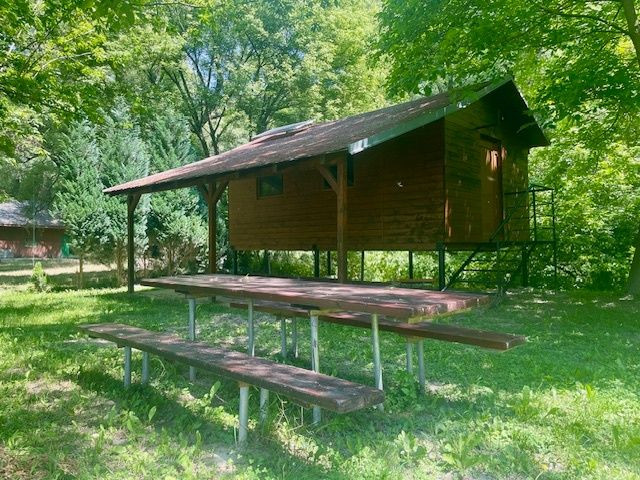 PREDAJ – pozemok s rekreačnou chatou priamo na brehu Dunaja v Bodíkoch.