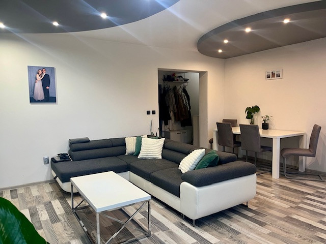 Na predaj pekný veľkometrážny 3 izbový byt s garážou na ul. Nová Ves.