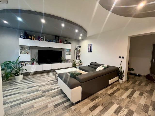 Na predaj pekný veľkometrážny 3 izbový byt s garážou na ul. Nová Ves.