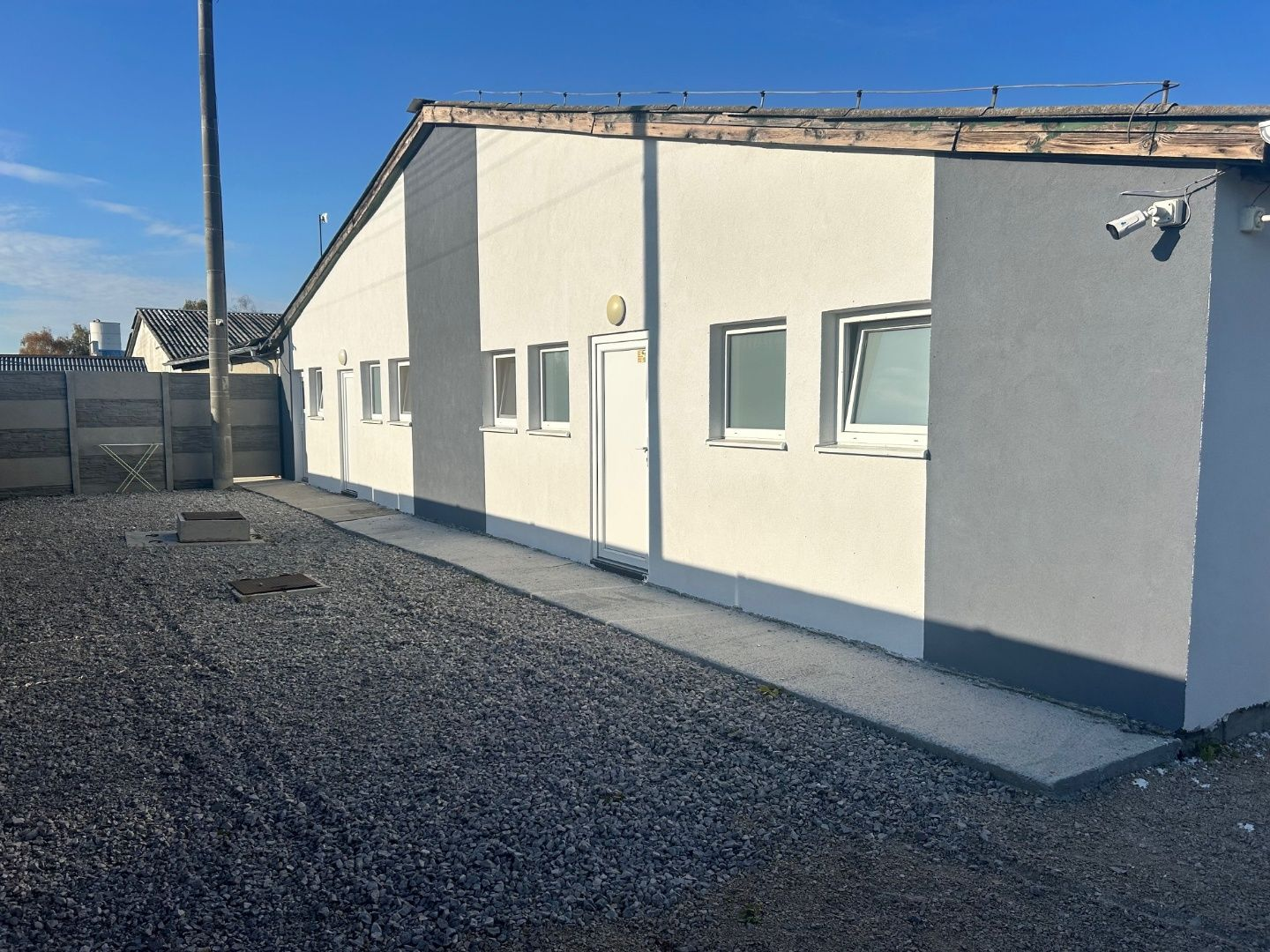 Prenájom skladových / výrobných priestorov 2km od Dunajskej Stredy, Kostolné Kračany - Šipošovské Kračany. Warehouse and production hall for a rent.