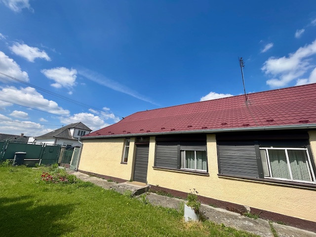Na predaj 4izb. starší rodinný dom na 8 árovom pozemku v obci Lehnice -Sása.