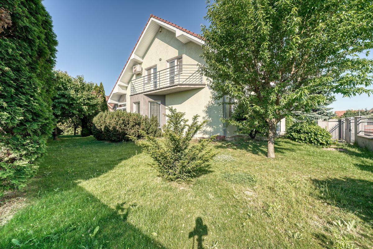 PRIESTRANNÝ RODINNÝ DOM V HAMULIAKOVE na pozemku 625 m2