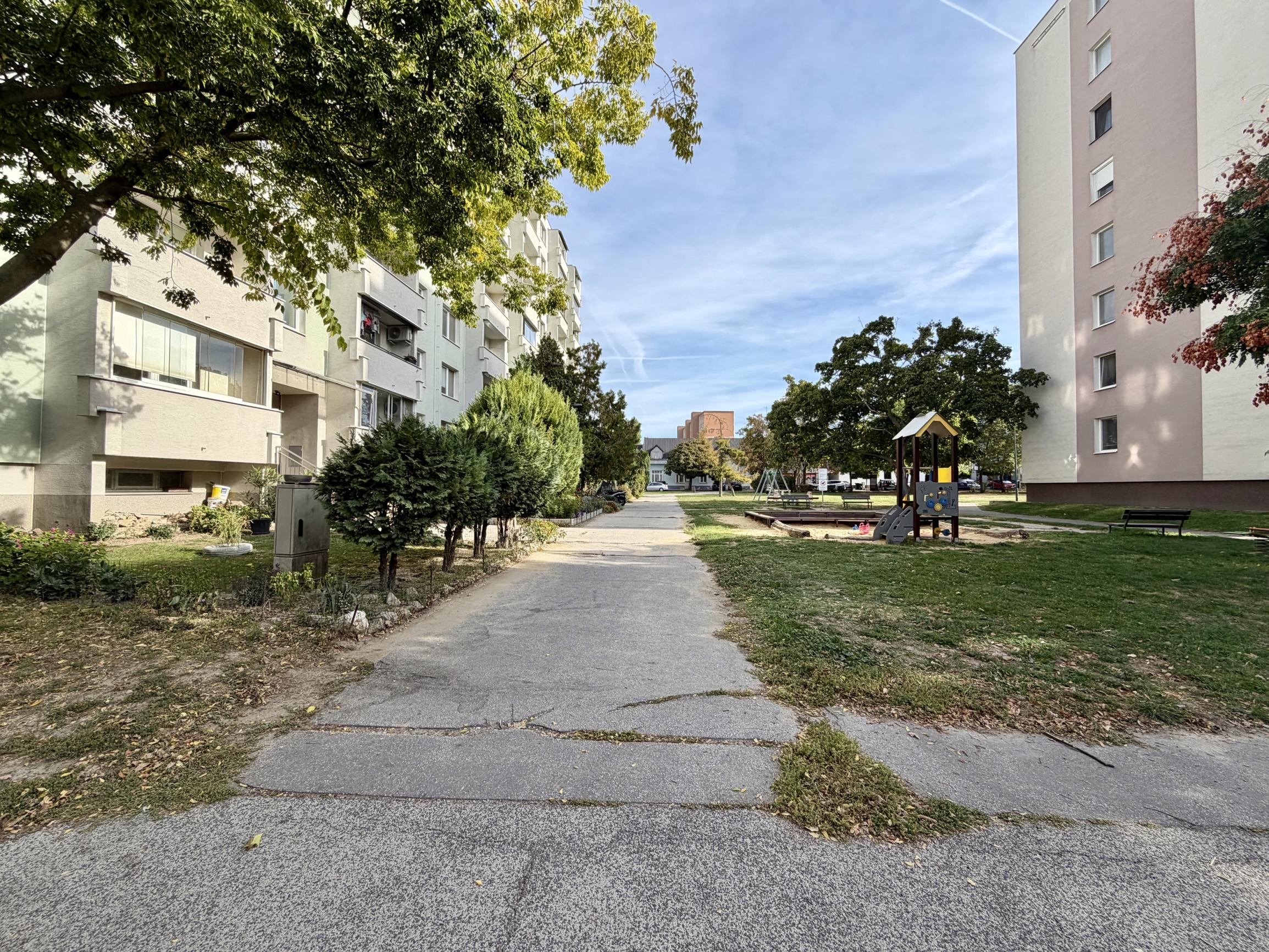 VEĽKOMETRÁŽNY 2-IZBOVÝ BYT V ÚPLNOM CENTRE ŠAMORÍNA | 65,58 m² | ZASKLENÝ BALKÓN