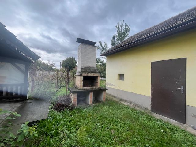 Predaj veľkého pozemku s bývalým Hostincom v obci Macov.