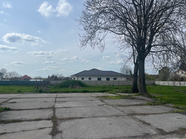 Predaj : pozemok 1550 m2 aj pre developerov  v obci Veľké Blahovo.